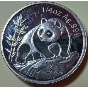Реверс монеты Китай, 3 юаня, 2007, 25-я годовщина выпуска монет с изображением панды. Панда на камнях