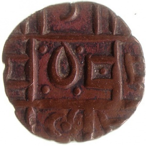 Реверс монеты Бутан, ½ рупии, 1820, "X" над маленькой аркой под буквой "na"