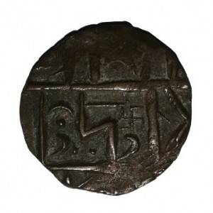 Аверс монеты Бутан, ½ рупии, 1820, Свастика над концом буквы "ra"