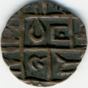 Реверс монеты Бутан, ½ рупии, 1835, "X" над полумесяцем, точки в центре