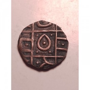 Аверс монеты Бутан, ½ рупии, 1835, Полумесяц над 3 гранулами на левой стороне "ндра"