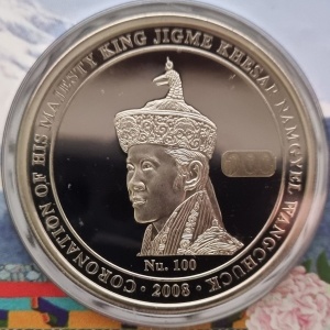 Аверс монеты Бутан, 100 нгултрумов, 2008, Коронация Джигме Хесара Намгьеля