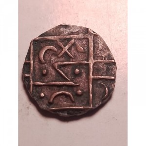 Реверс монеты Бутан, ½ рупии, 1835, Полумесяц над 3 гранулами на левой стороне "ндра"