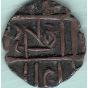 Аверс монеты Бутан, ½ рупии, 1835, "X" над полумесяцем справа от "ndra", ретроградная надпись