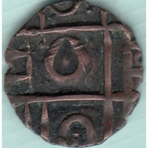 Реверс монеты Бутан, ½ рупии, 1835, "X" над полумесяцем справа от "ndra", ретроградная надпись