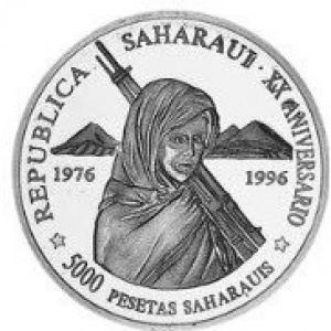 Реверс монеты Западная Сахара, 5000 песет, 1996, 20 лет провозглашению Республики /Партизанка с винтовкой/