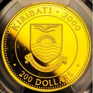 Аверс монеты Кирибати, 200 долларов, 2000, 10-я годовщина правления императора Акихито