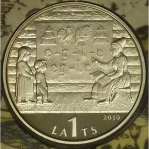 Аверс монеты Латвия, 1 лат, 2010, Латвийский букварь