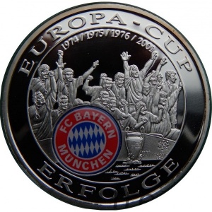 Реверс монеты Либерия, 1 доллар, 2002, Кубок Европы 1974/1975/1976/2001 гг.