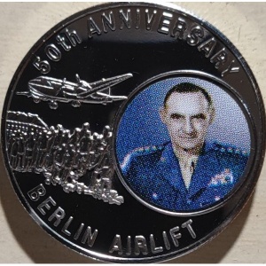 Реверс монеты Либерия, 5 долларов, 1998, 50 лет Берлинский воздушный мост - Военнослужащий