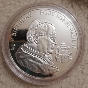 Реверс монеты Малави, 5 квач, 2010, 90-летие со дня рождения Папы Римского Иоанна Павла II /посеребренная медь/