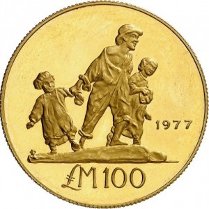 Реверс монеты Мальта, 100 лир, 1977, Скульптура "Отец и двое детей"