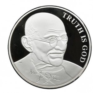 Реверс монеты Мальтийский орден, 500 лир, 2004, Махатма Ганди