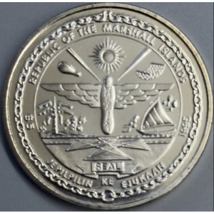 Аверс монеты Маршалловы Острова, 5 долларов, 1995, 50 лет миру - люди обнимаются
