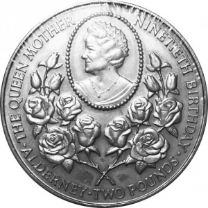 Реверс монеты Олдерни, 2 фунта, 1990, 90 лет со дня рождения Королевы-матери
