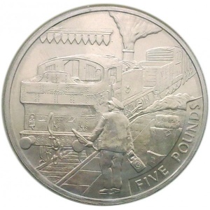 Реверс монеты Олдерни, 5 фунтов, 2004, 200 лет локомотивам /железнодорожная станция на ветке/