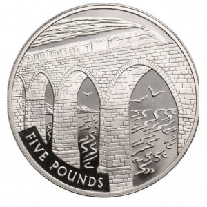 Реверс монеты Олдерни, 5 фунтов, 2004, 200 лет локомотивам / поезд проезжает виадук/
