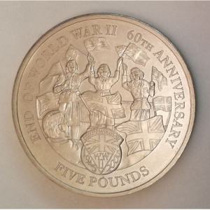 Реверс монеты Олдерни, 5 фунтов, 2005, 60 лет окончанию Второй мировой войны