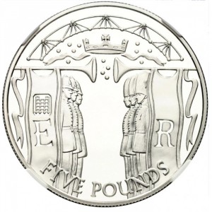 Реверс монеты Олдерни, 5 фунтов, 2002, 50 лет вступлению на престол Королевы Елизаветы II /Трубы/