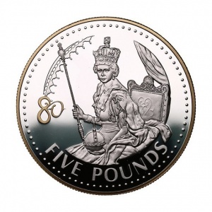 Реверс монеты Олдерни, 5 фунтов, 2006, 80 лет со дня рождения Королевы Елизаветы II - Коронация