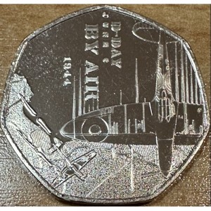 Реверс монеты Острова Питкэрн, 50 пенсов, 2024, 80-я годовщина высадки в Нормандии - День «Д». По воздуху