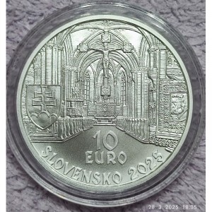 Аверс монеты Словакия, 10 евро, 2025, 950 лет основанию Бенедиктинского аббатства в деревне Гронски-Бенадик