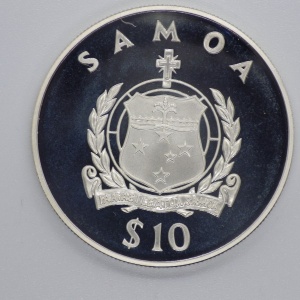 Аверс монеты Самоа, 10 тала, 1998, Королева Елизавета Королева-мать - Вручение трилистников ирландским гвардейцам