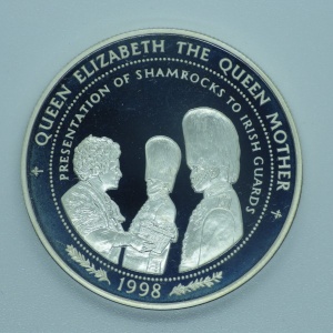 Реверс монеты Самоа, 10 тала, 1998, Королева Елизавета Королева-мать - Вручение трилистников ирландским гвардейцам