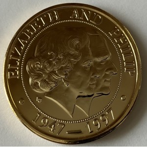 Аверс монеты Тёркс и Кайкос, 5 крон, 1997, 50 лет свадьбе Королевы Елизаветы II и Принца Филиппа /портреты/