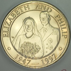 Реверс монеты Тёркс и Кайкос, 5 крон, 1997, 50 лет свадьбе Королевы Елизаветы II и Принца Филиппа /в пол роста/
