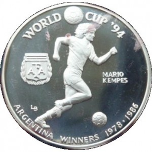 Реверс монеты Тёркс и Кайкос, 20 крон, 1993, Чемпионат мира по футболу 1994 - Аргентина чемпион 1978, 1986