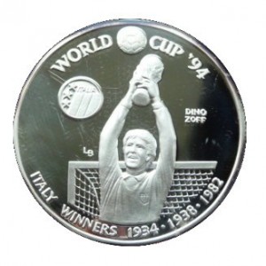 Реверс монеты Тёркс и Кайкос, 20 крон, 1993, Чемпионат мира по футболу 1994 - Италия чемпион 1934, 1938, 1982