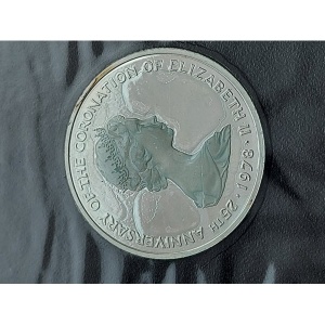 Аверс монеты Тёркс и Кайкос, 25 крон, 1978, 25 лет коронации Королевы Елизаветы II, Грифон Эдуарда III